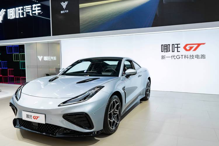 成都340哪吒汽车在智能汽车领域的表现，领途汽车在新能源汽车市场中的影响力